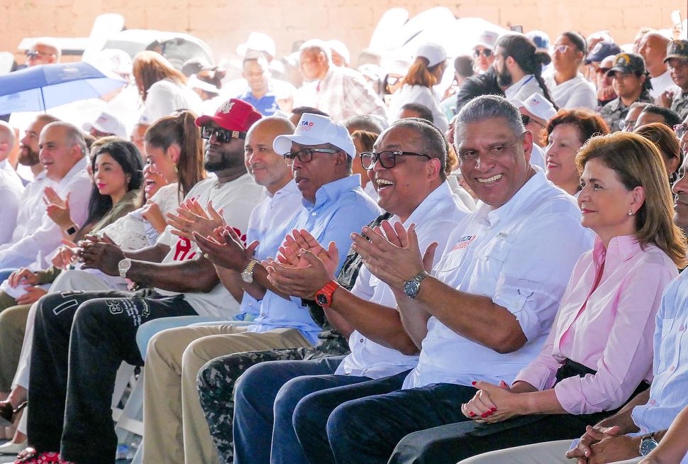 José Andújar, tercero desde la derecha, junto al ministro de Interior y Policía y la vicepresidenta Raquel Peña, en una actividad del programa «De vuelta al barrio», en el municipio Santo Domingo Oeste.